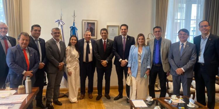 Primeira reunião dos parlamentares com a embaixada do Uruguai na Argentina (Buenos Aires).
Crédito da imagem: Ascom Valdemar Júnior/Divulgação