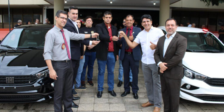 Professor Júnior Geo entrega duas novas viaturas para a Polícia Civil adquiridas por meio de emenda parlamentar