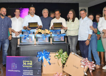 Governador Wanderlei Barbosa entrega mais de 1.000 notebooks aos professores da regional de Araguaína
