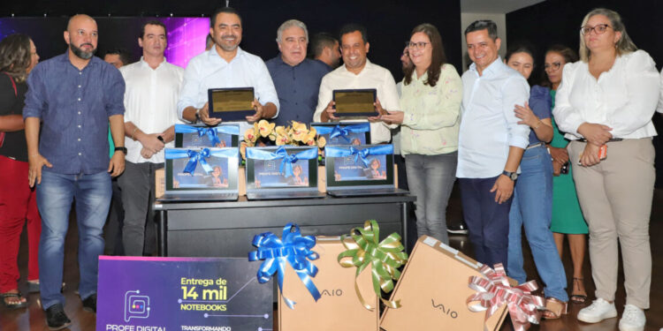 Governador Wanderlei Barbosa entrega mais de 1.000 notebooks aos professores da regional de Araguaína