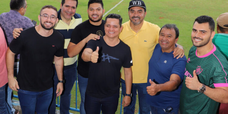 Em Araguaína, governador Wanderlei Barbosa prestigia semifinal do Campeonato Tocantinense