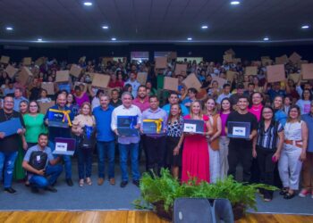 Governo do Tocantins finaliza entrega de notebooks do PROFE Digital nas Regionais de Educação de Araguatins e Tocantinópolis