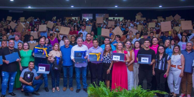 Governo do Tocantins finaliza entrega de notebooks do PROFE Digital nas Regionais de Educação de Araguatins e Tocantinópolis