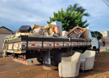 Com o apoio de um caminhão, a equipe policial procedeu a apreensão dos objetos furtados - Divulgação PCTO