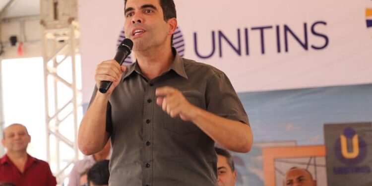 Ricardo Ayres comemora anúncio de novas escolas, creches e ônibus escolares