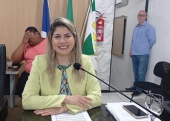 Leidiane Mota requisita benefício para biblioteca