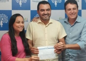 Wanderlei ladeado por Camila e Nilton Franco. Foto: Divulgação