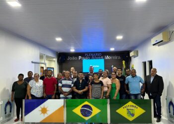 Servidores se confraternizam com parlamentares Foto: Alberto Miranda