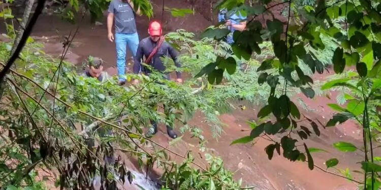 Três jovens morrem após cabeça d’água atingir cachoeira em Paranavaí, dizem bombeiros; uma está desaparecida