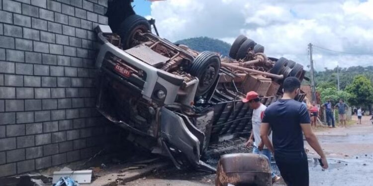 Caminhão carregado de bois capota e atinge casa às margens de rodovia