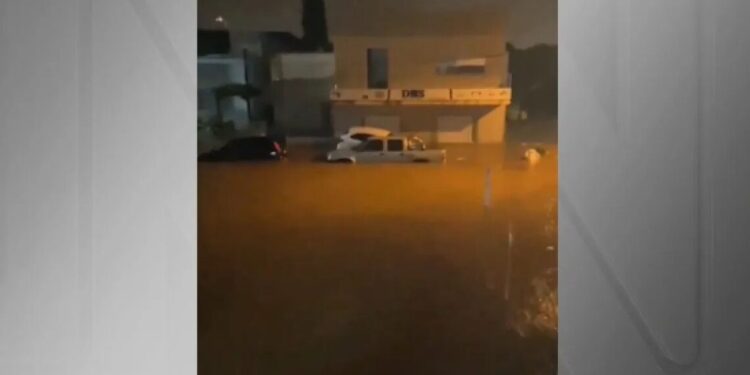 Enxurrada causa destruição em cidade gaúcha após mais de 200 milímetros de chuva