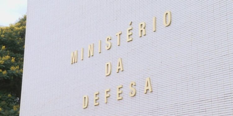Ministério da Defesa quer definir concurso até julho; plano é diminuir número de militares na administração da pasta