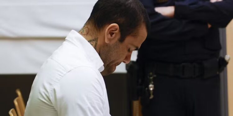 Caso Daniel Alves: Justiça da Espanha concede liberdade provisória a Daniel Alves sob fiança de 1 milhão de euros