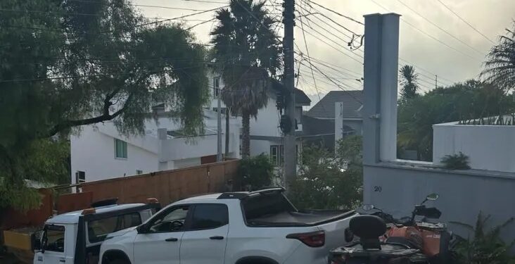 PF sequestra mansão e apreende carros de luxo em operação contra fraude de alvará