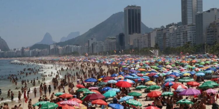 Prefeito do Rio proíbe uso de recipientes de vidro em praias