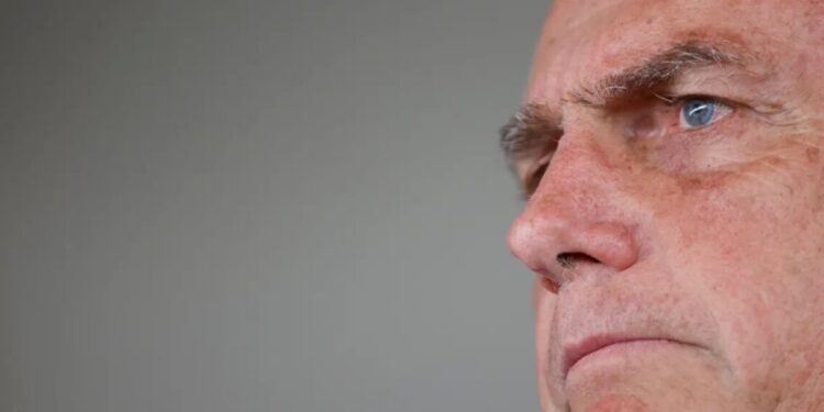 Bolsonaro arriscado a virar réu por vacina que combateu