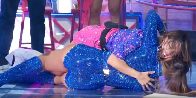 BBB24: Ivete Sangalo pede para que Beatriz a derrube no chão