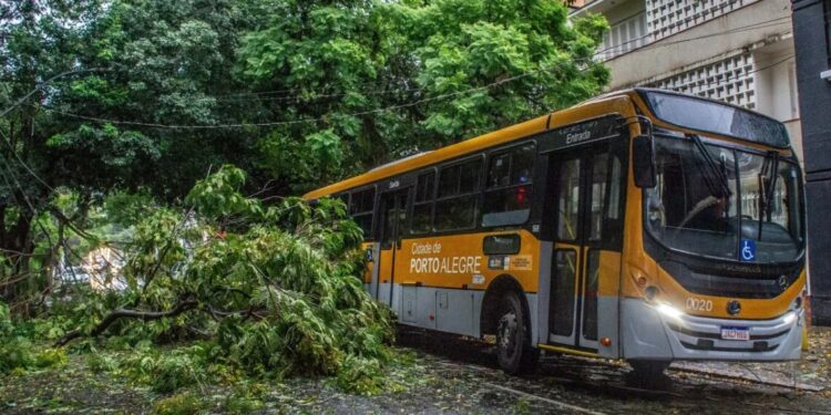 Cerca de 100 mil pontos continuam sem energia elétrica no Rio Grande do Sul