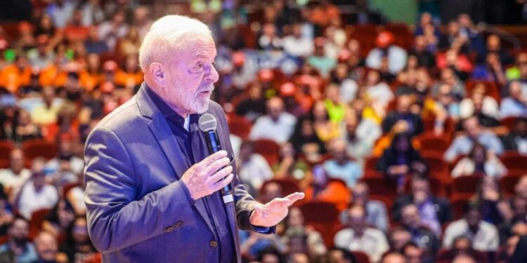 Lula entrega primeiros cartões a estudantes de baixa renda que aderiram ao “Pé de meia”