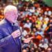 Lula entrega primeiros cartões a estudantes de baixa renda que aderiram ao “Pé de meia”