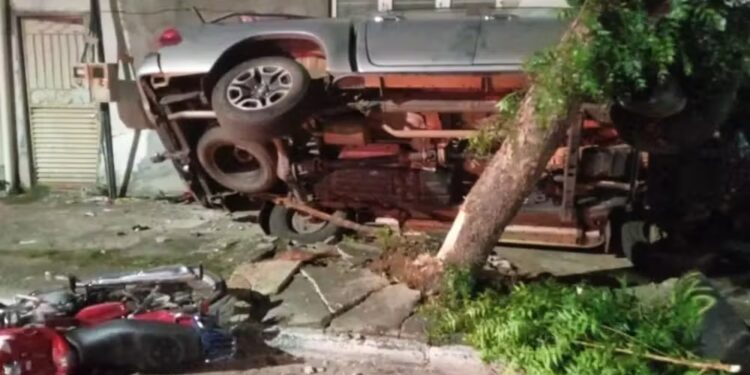 Motorista sofre acidente enquanto voltava do velório da mãe e carro fica preso entre parede e árvore