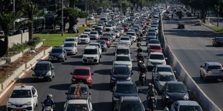 Mais de 2,5 milhões de automóveis devem sair de SP na Páscoa; confira períodos de tráfego intenso