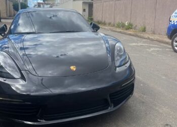 Porsche avaliado em mais de R$ 500 mil é apreendido por andar sem placa