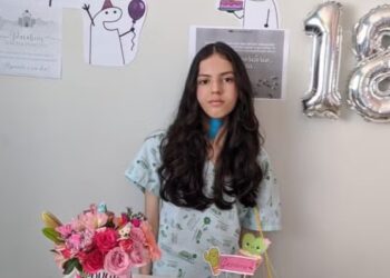 Jovem com doença rara corre o risco de morrer dormindo se não conseguir aparelho que custa R$ 50 mil: ‘Pode parar de respirar’