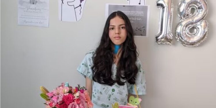 Jovem com doença rara corre o risco de morrer dormindo se não conseguir aparelho que custa R$ 50 mil: ‘Pode parar de respirar’