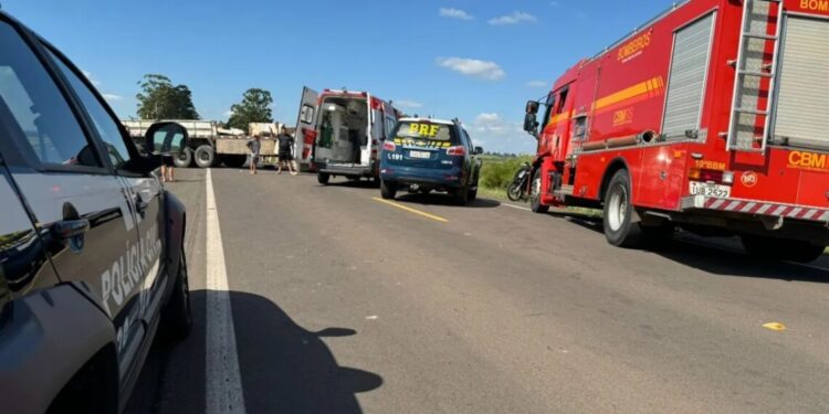 Batida entre carreta e van deixa 4 mortos e 8 feridos no Rio Grande do Sul