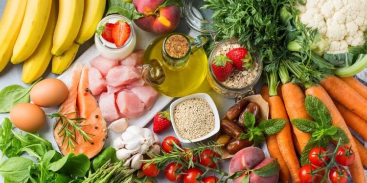 Dieta mediterrânea aliada a exercícios melhora saúde intestinal, diz estudo