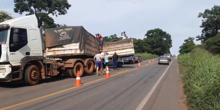 Carreta de grãos fica atravessada na pista e deixa trânsito lento na TO-080