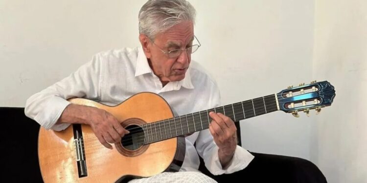 Caetano Veloso consegue na Justiça a penhora da receita de livros de Olavo de Carvalho