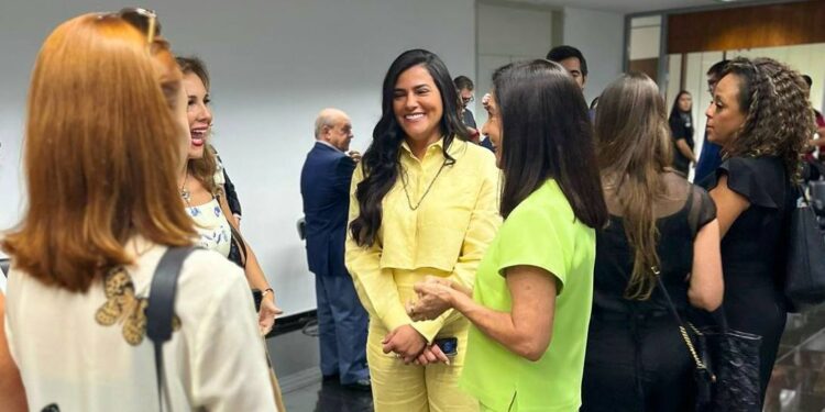 A primeira-dama do Tocantins, Karynne Sotero, ao lado da segunda-dama do Brasil, Lu Alckmin, e o presidente da Federação do Comércio do Distrito Federal e do Conselho Regional do Senac DF, José Aparecido da Costa Freire;