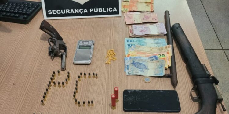 Em Miracema, Polícia Civil estoura ponto de venda de drogas e prende homem em flagrante por tráfico e posse ilegal de arma de fogo