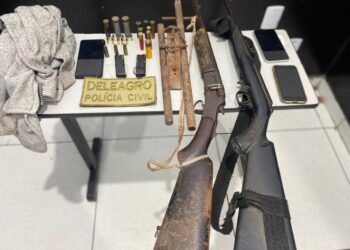 Armas de fogo, munições e vestimenta apreendida na 1ª fase da Operação Venom.