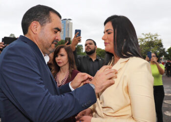 Primeira-dama Karynne Sotero recebe a Medalha Tiradentes da Polícia Militar do Tocantins