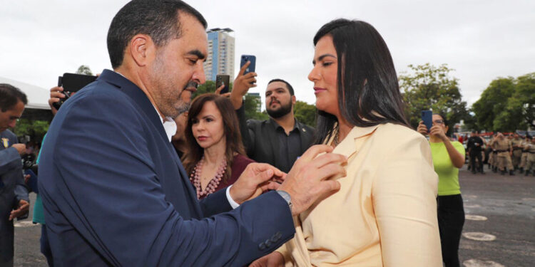 Primeira-dama Karynne Sotero recebe a Medalha Tiradentes da Polícia Militar do Tocantins