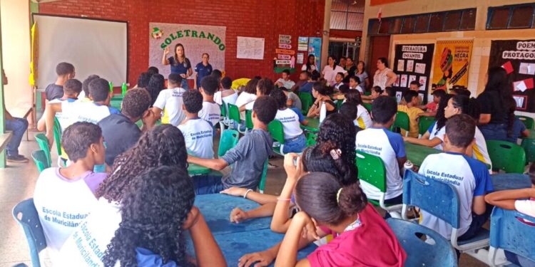 Agentes Socioeducativos promovem palestras em escolas estaduais sobre prevenção e atos infracionais
