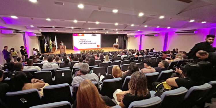 Vencedores estaduais do Prêmio Educador Transformador são premiados em Palmas