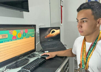 O estudante Brenno após ser premiado ajuda outros alunos que estão no PIC Crédito: Divulgação Seduc/Governo do Seduc