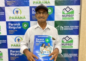 Morador de Paranã, Orlando Fialho de Oliveira, comemorou o recebimento do título do imóvel, depois de 24 anos de espera. - Adrielly Cavalini/Governo do Tocantins.