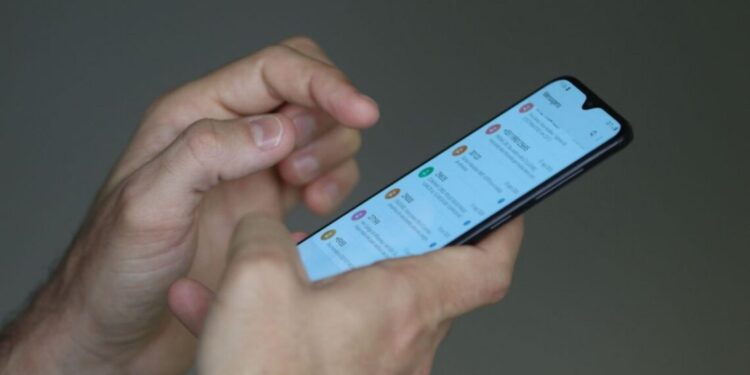 Prefeitura de Gurupi alerta beneficiários do Bolsa Família quanto a golpes por mensagens pelo celular