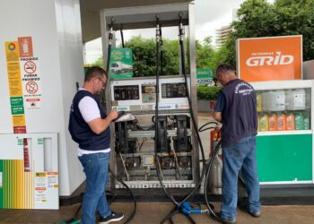 Todo posto revendedor de combustível tem, obrigatoriamente, que possuir uma medida de capacidade de 20 litros devidamente verificada pela Agência de Metrologia