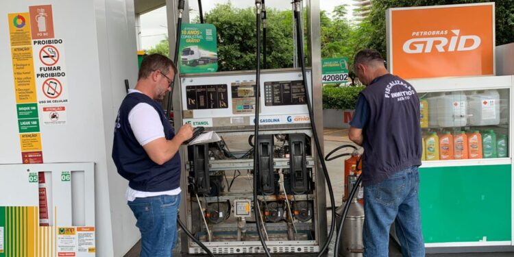 Bombas de combustível: Agência de Metrologia reforça que instrumento medidor deve ter a marca oficial do Inmetro