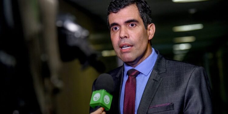 Ricardo Ayres compara caso Marielle a filme “Tropa de Elite” e vota pela manutenção da prisão de Brazão