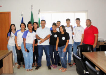 Prefeito João Alberto e alunos Foto: Edvaldo Xerente