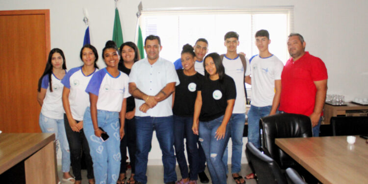 Prefeito João Alberto recebe visita dos alunos do Colégio Estadual Batista