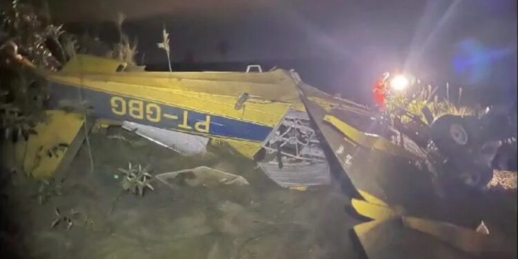 Avião agrícola cai e fica de cabeça para baixo em MG