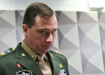 Exército tira Mauro Cid da fila de promoção a coronel